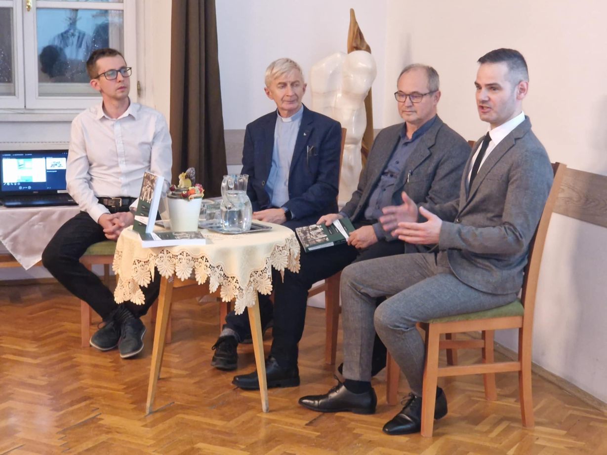 A kerekasztal résztvevői balról: Szabó Róbert, Pakot Géza SJ, Lakatos Andor, Somodi Imre